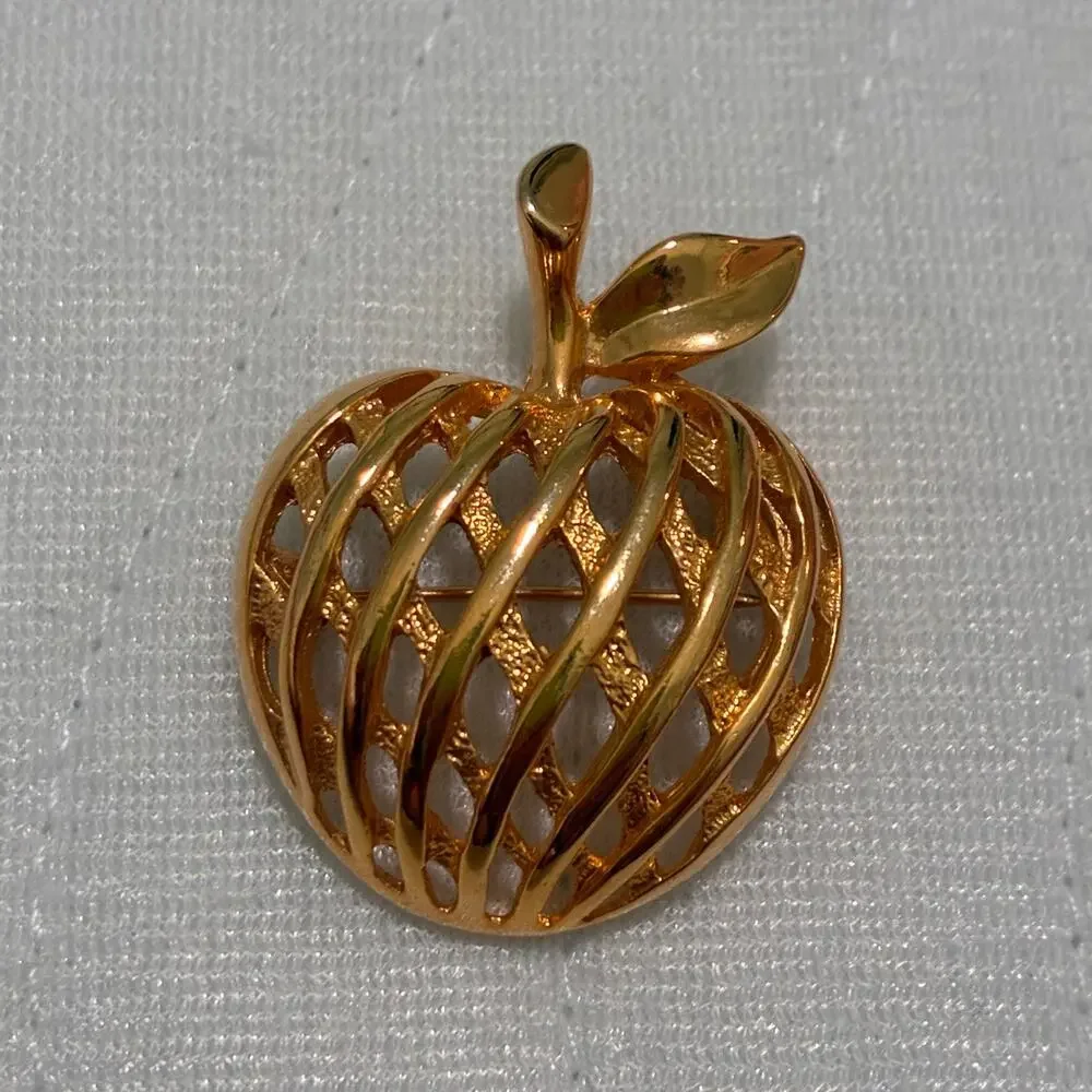 Vintage Gold Tone Openwork Apple Brooch Pin Fruit Teacher Costume Jewelry